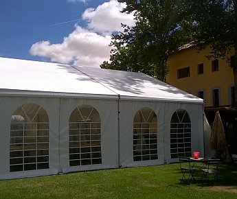 Carpa cuadrada con ventanas