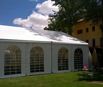 Carpa cuadrada con ventanas